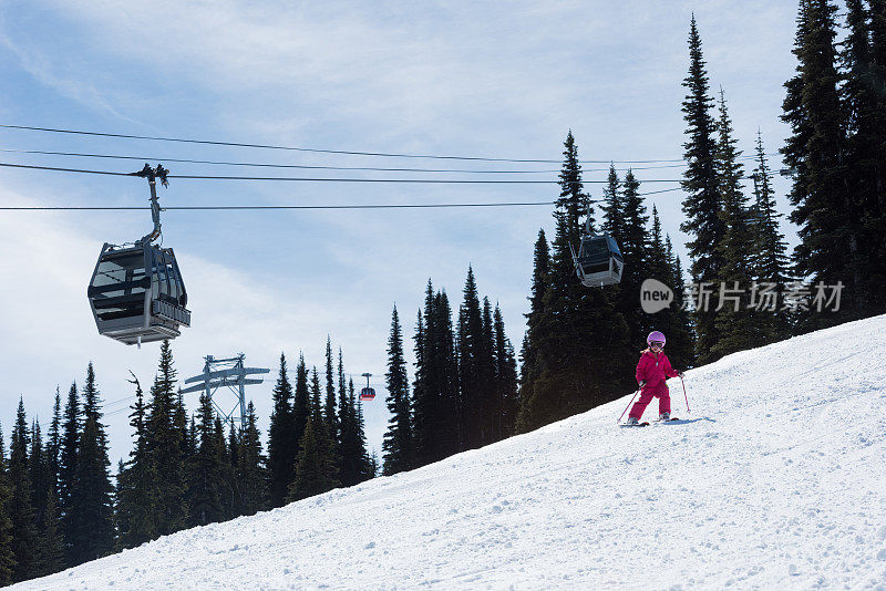 小女孩在山上滑雪