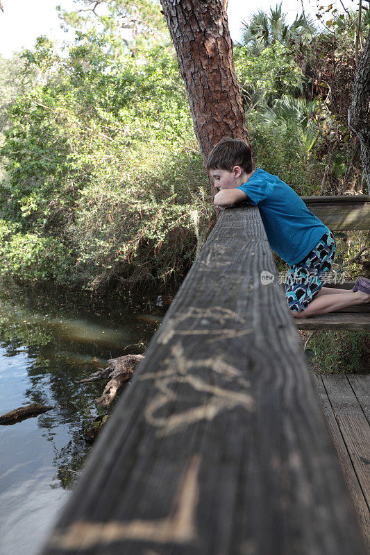 一个患水痘的男孩正在热带公园附近休息。