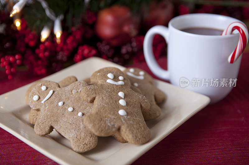 圣诞姜饼男人饼干和热巧克力