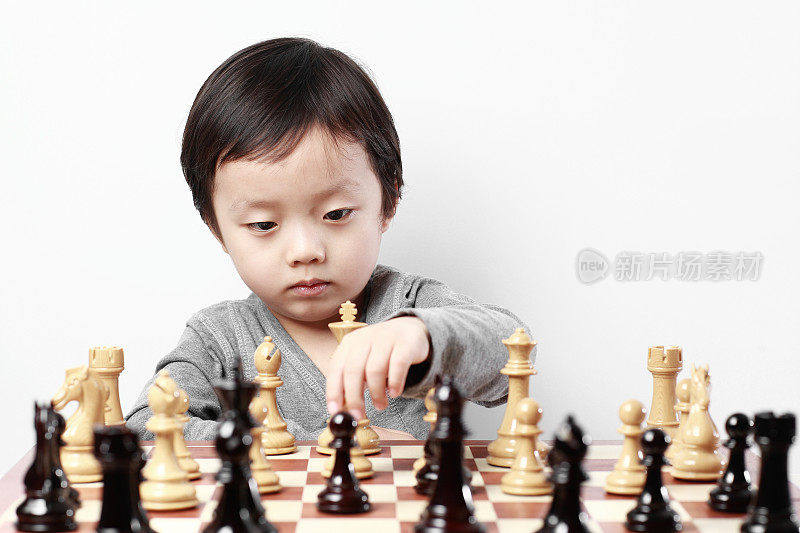 孩子在下棋