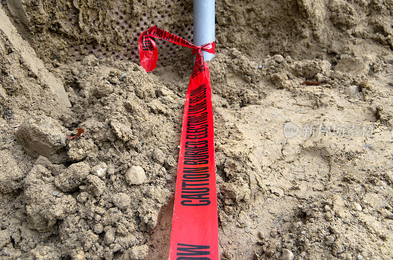 一种红色警告胶带，防止电线铺设在泥土上。