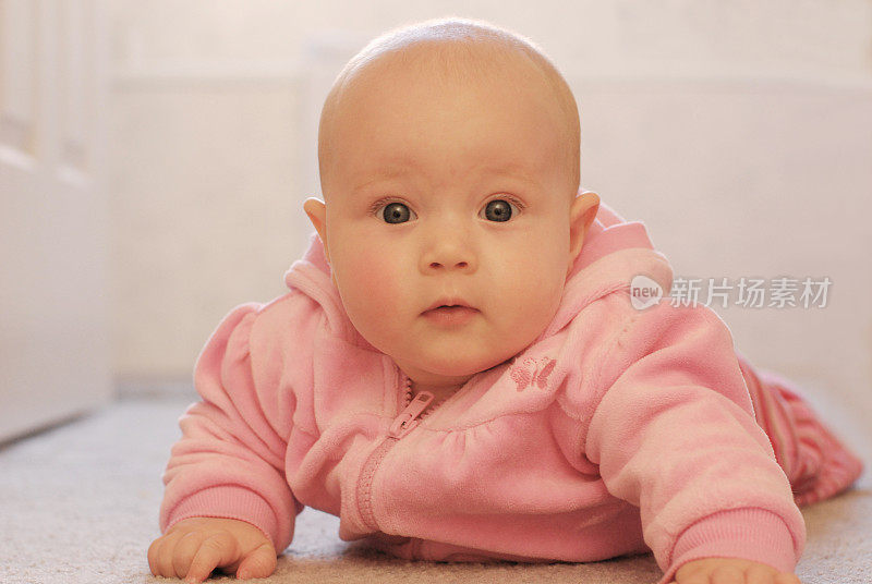 婴儿:女婴10个月穿粉红色