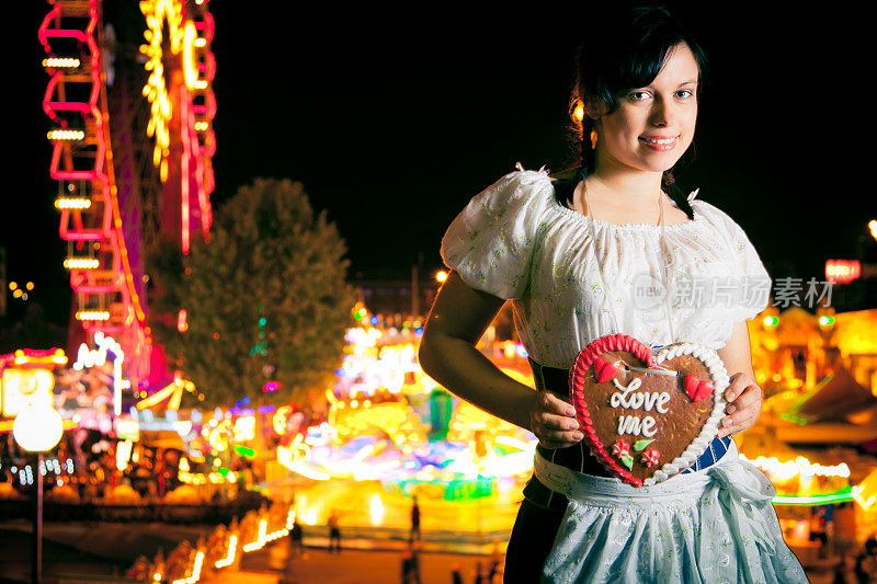 年轻的德国女人有一颗姜饼心