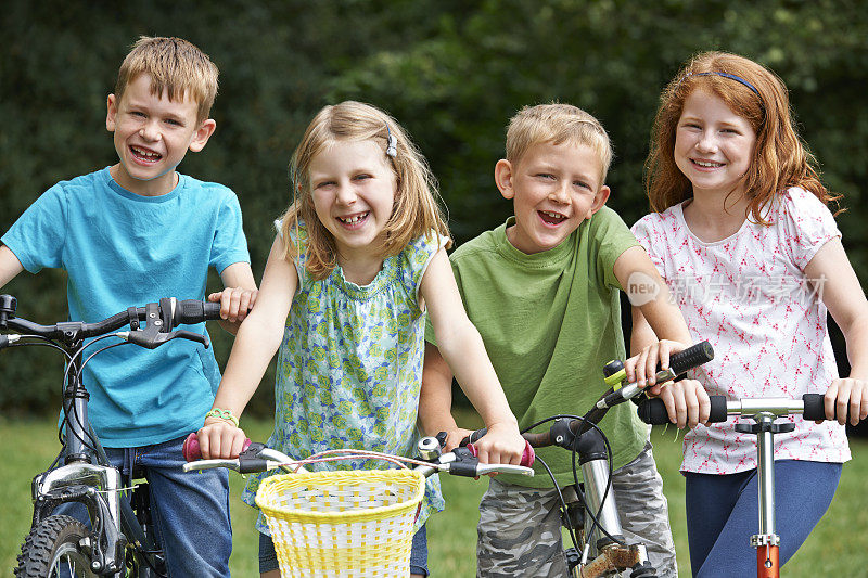 一群孩子在骑自行车和踏板车玩