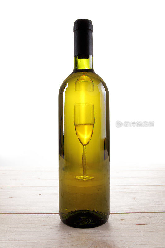 背景是白葡萄酒瓶和玻璃杯