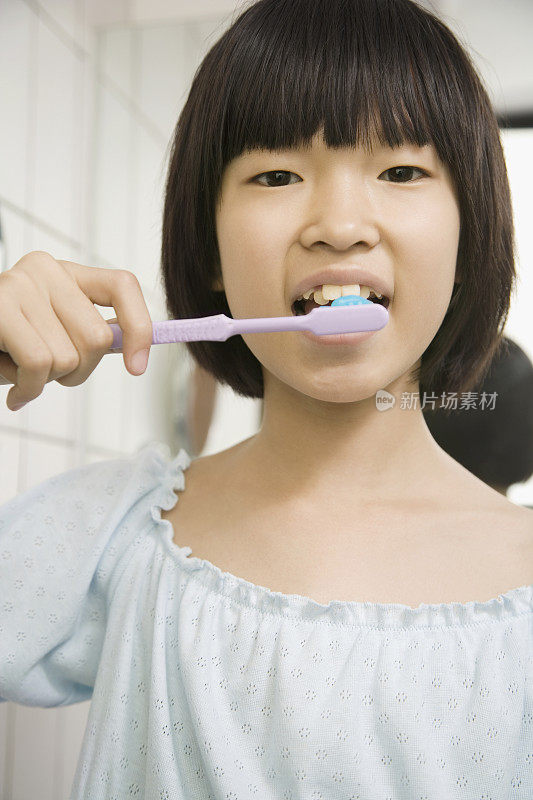 正在刷牙的女孩(10-11)，肖像