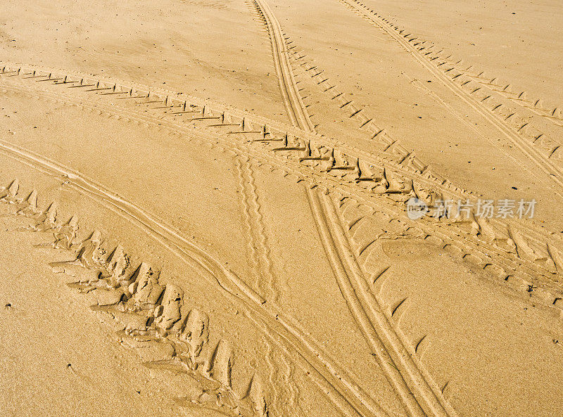 拖拉机轮胎在沙地上留下痕迹