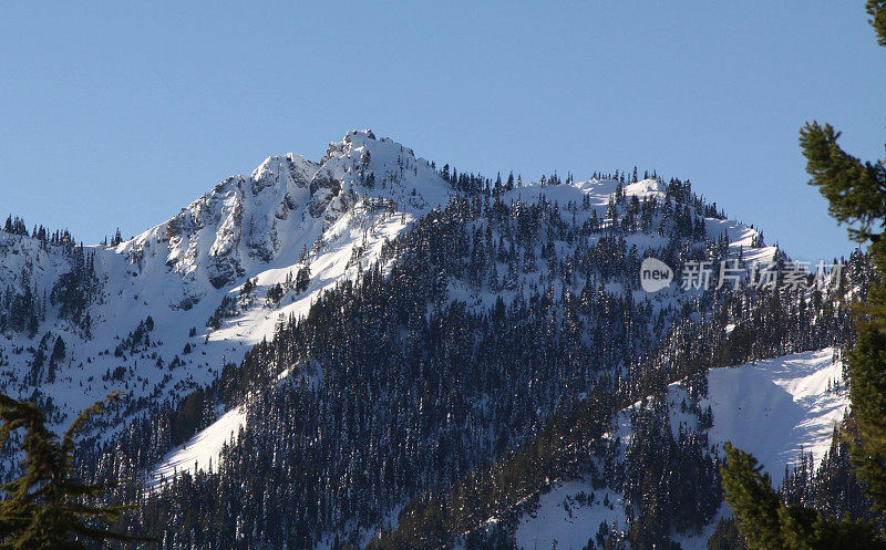 积雪山顶