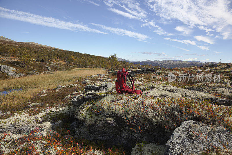 在挪威的山区背包旅行。