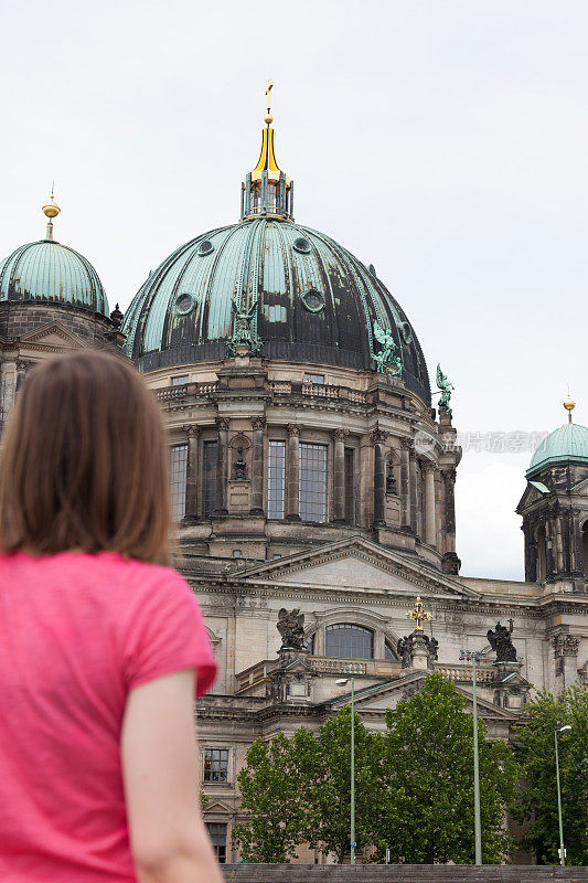 年轻游客在柏林大教堂前