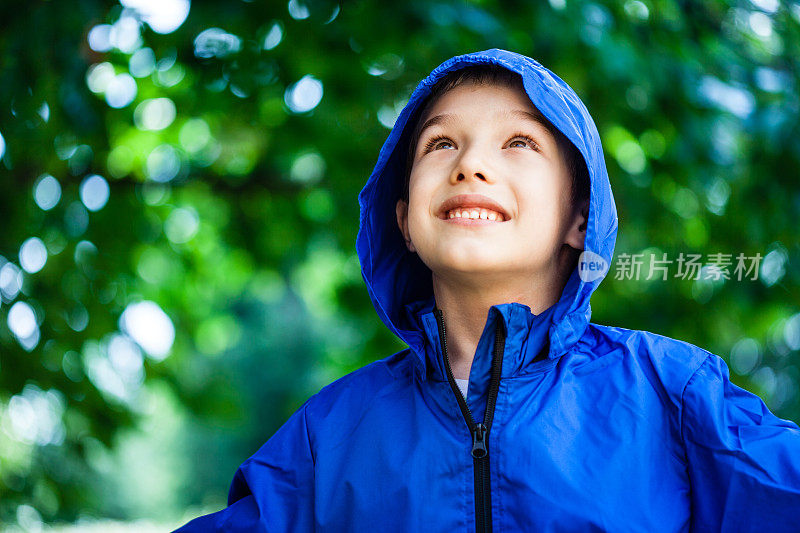 穿雨衣的小男孩