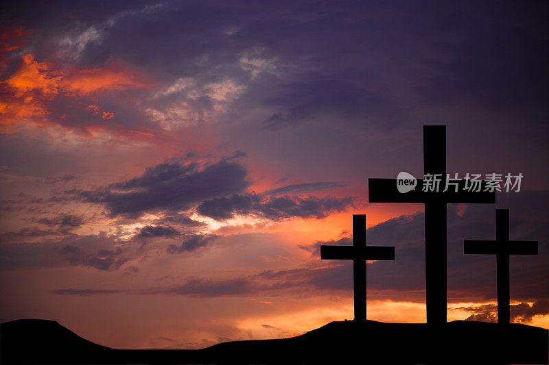 复活节是耶稣受难日，山上有三个十字架。