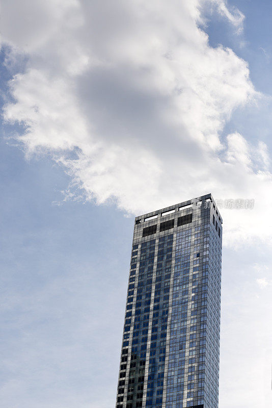 从地面上可以看到摩天大楼，可以看到蓝天