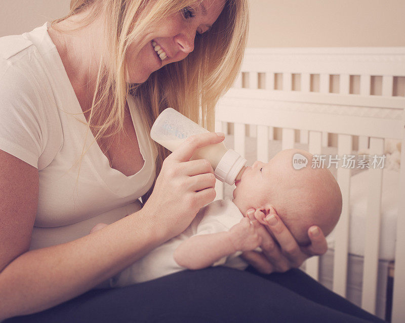 母亲给新生儿喂奶