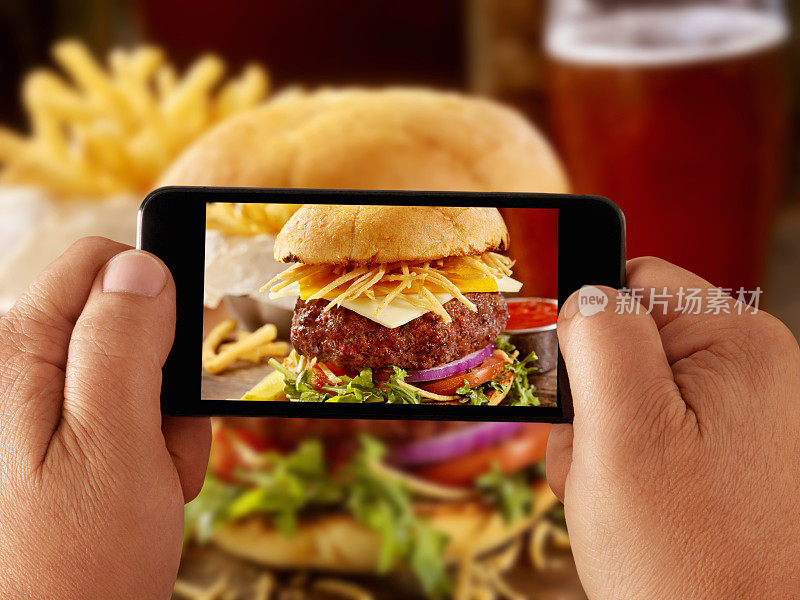 美食汉堡和薯条的移动摄影