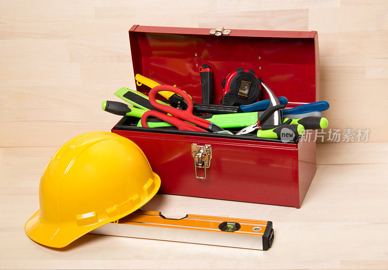 红色工具箱与各种工具