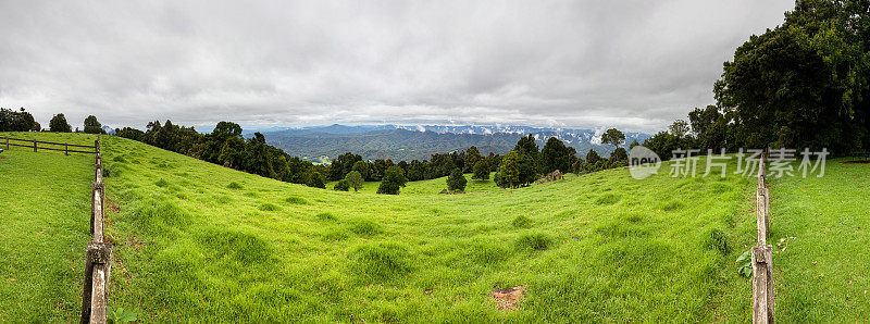 多里戈国家公园附近郁郁葱葱的青山全景