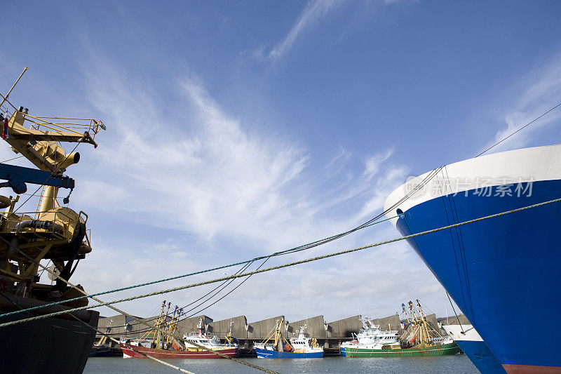 斯赫弗宁根港的彩色拖网渔船