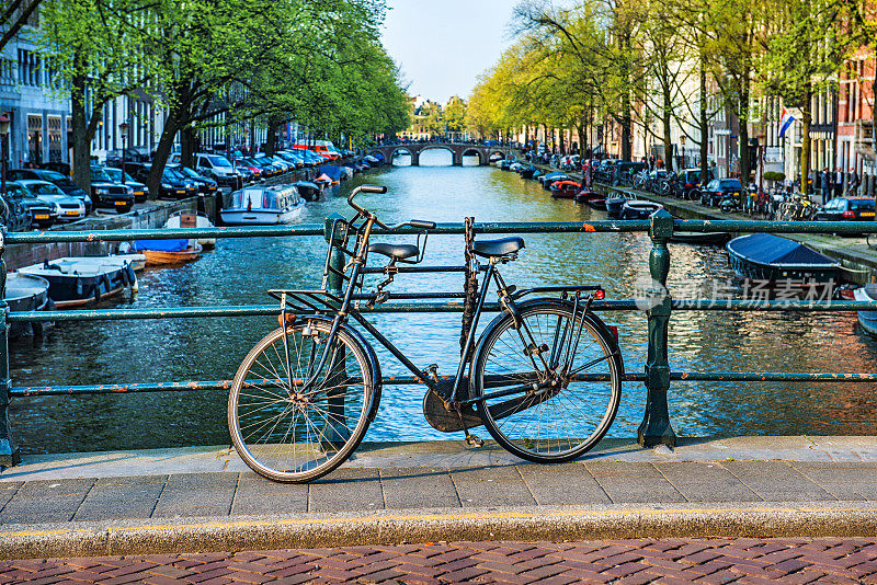 阿姆斯特丹的自行车和水道桥