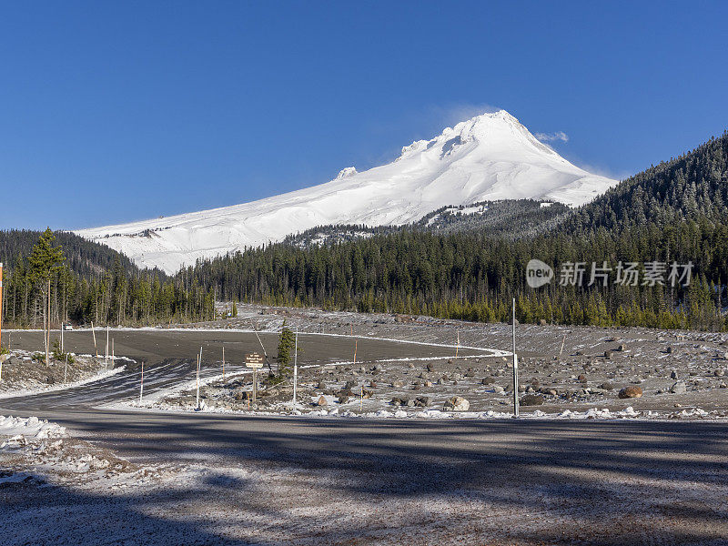 俄勒冈州南部的胡德山，来自白河西部的雪公园