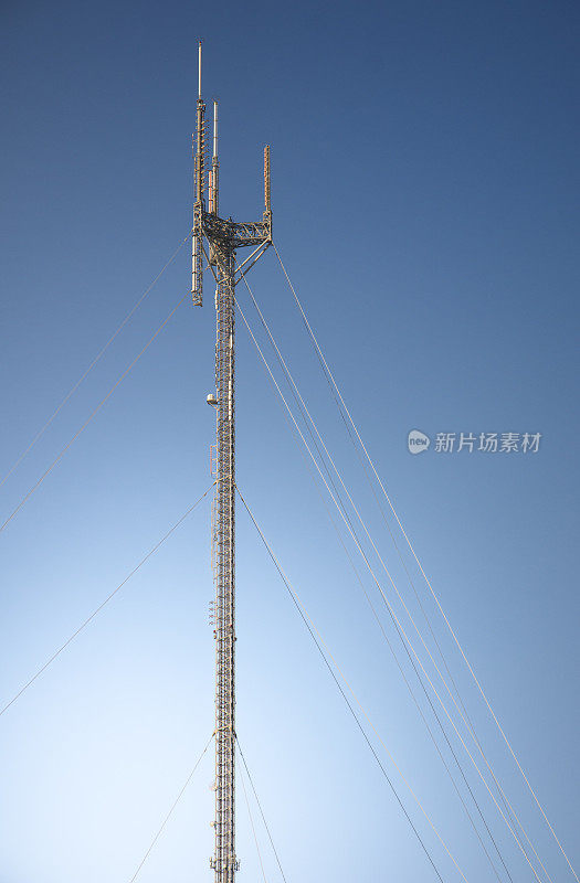 深蓝色天空下的手机通讯塔