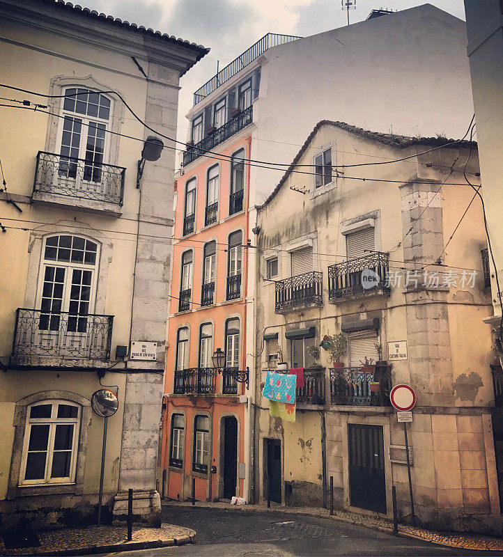 葡萄牙里斯本，晾在住宅楼外的衣物