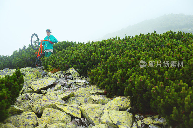 骑自行车的人在山林里