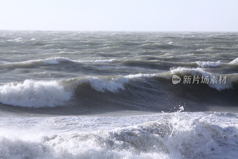 大风在海岸线上引起巨浪