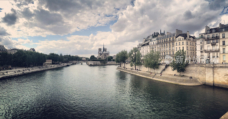 观塞纳河河岸与巴黎圣母院，法国巴黎