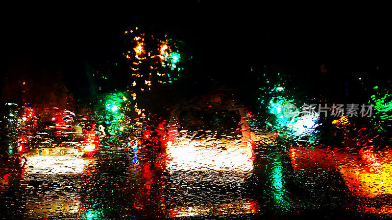 雨夜和红绿灯