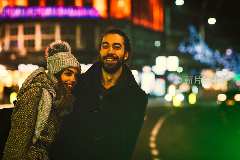 年轻夫妇喜欢在城市里过夜。