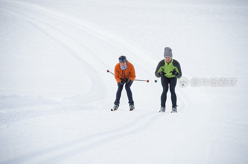 年轻夫妇在越野滑雪