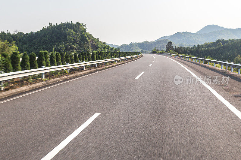 高速公路在阳光下变得模糊