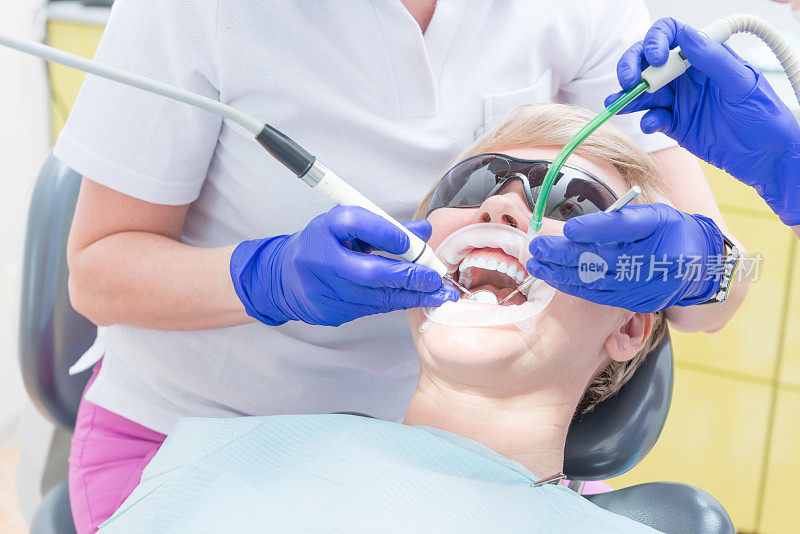 牙医治疗妇女的牙齿