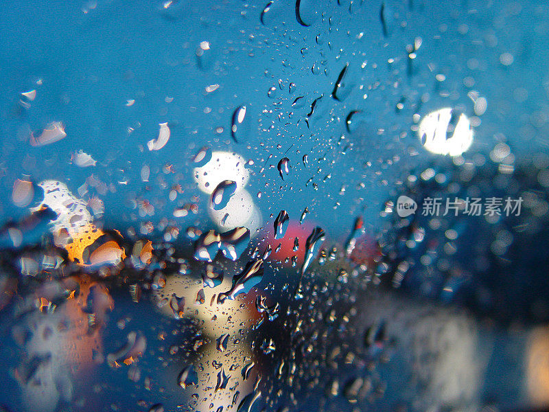 心情忧郁，凝视着雨