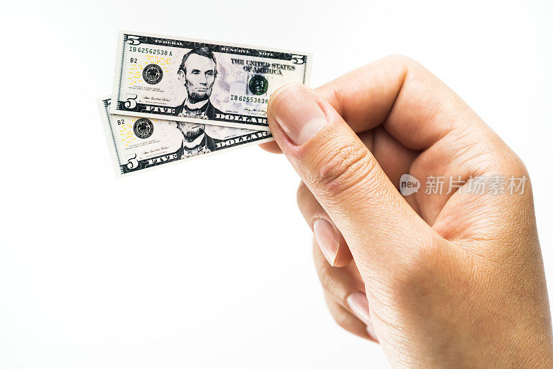 女人手里拿着小面额的美元钞票