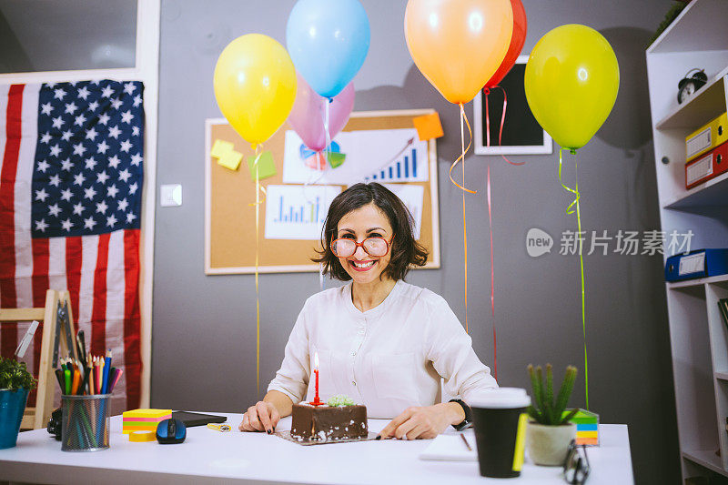 快乐的办公室职员庆祝生日