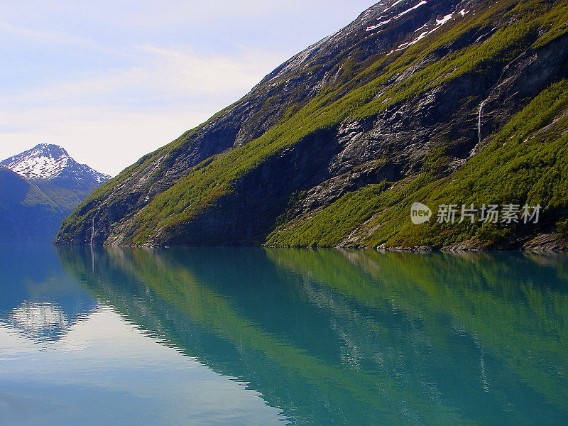 穿越挪威令人印象深刻的盖兰格峡湾反射，挪威戏剧性的风景，斯堪的纳维亚-北欧国家