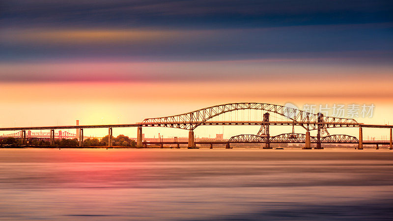 日落时分的纽瓦克海湾大桥