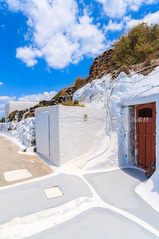 希腊圣托里尼岛伊亚村狭窄的街道，典型的白色希腊建筑