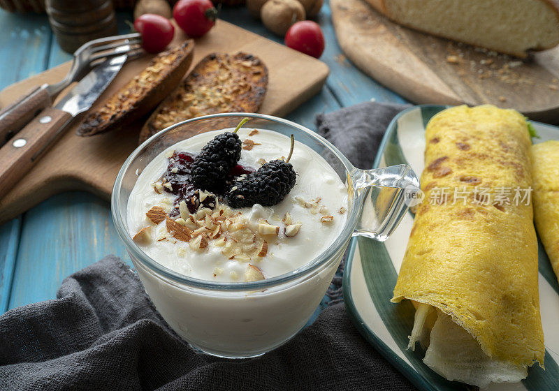 自制健康早餐:黄油吐司、酸奶和煎蛋卷