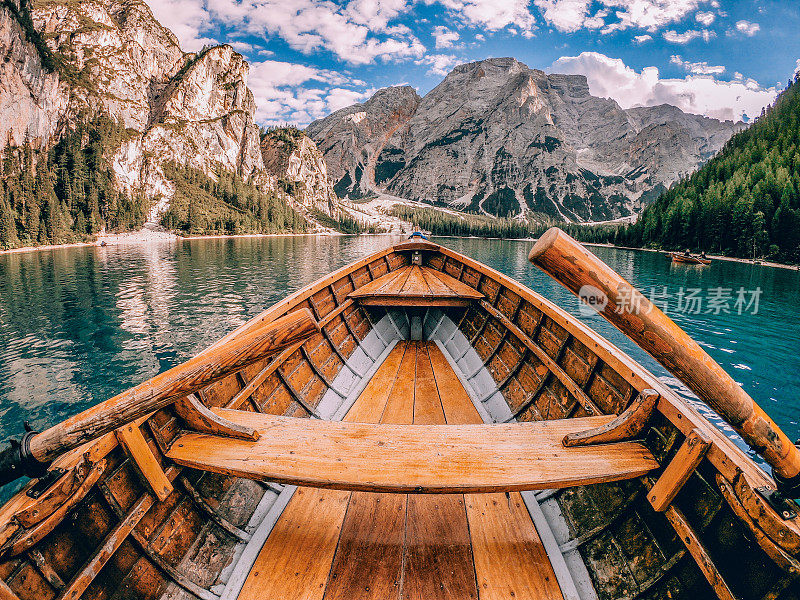从意大利Dolomites的木制划艇上俯瞰美丽的Braies湖
