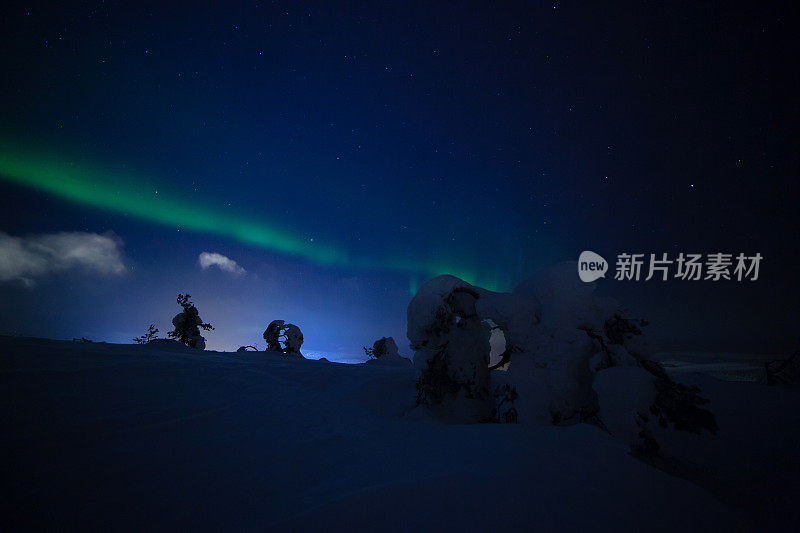 北极光与大雪