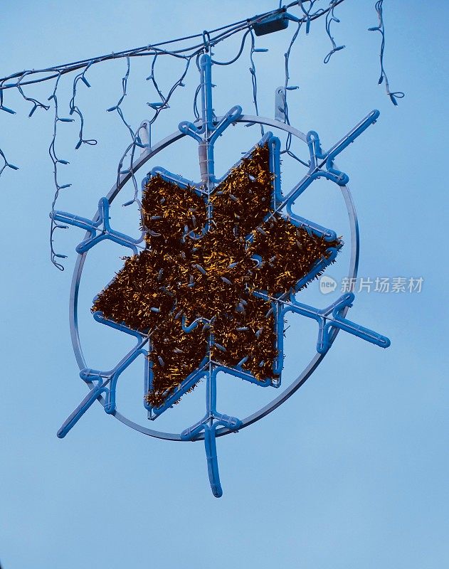CC-巴伐利亚加米施-帕滕基兴圣诞市场-星星形状的雪花在蓝天上