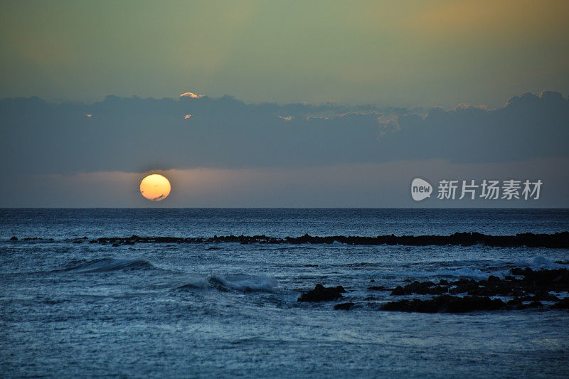 考艾岛波伊普海滩上的夏威夷日落