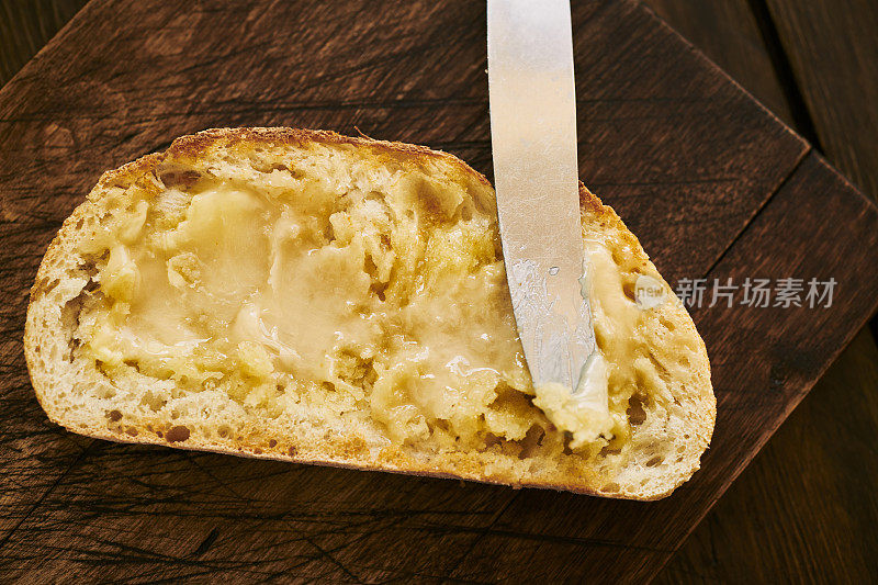 一片烤酸面包，配上融化的黄油和蜂蜜。
