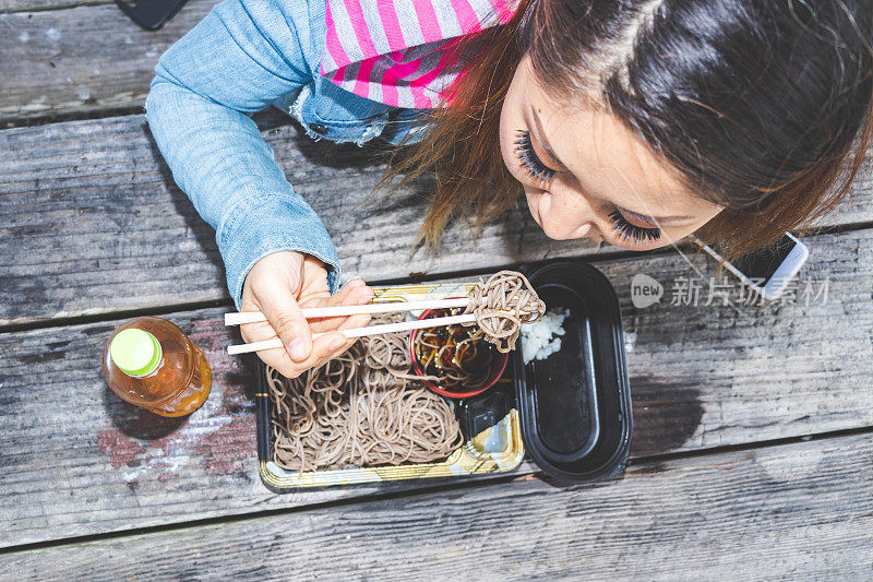 女人吃Zarusoba的头顶镜头