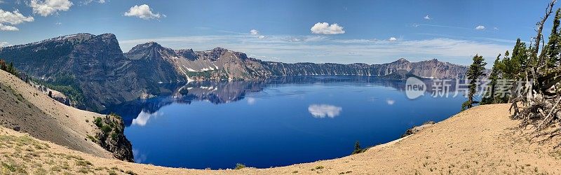 火山口湖与巫师岛的全景