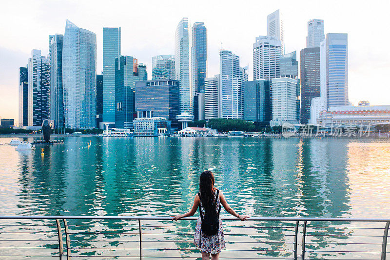 年轻时尚的新加坡单身女旅行者