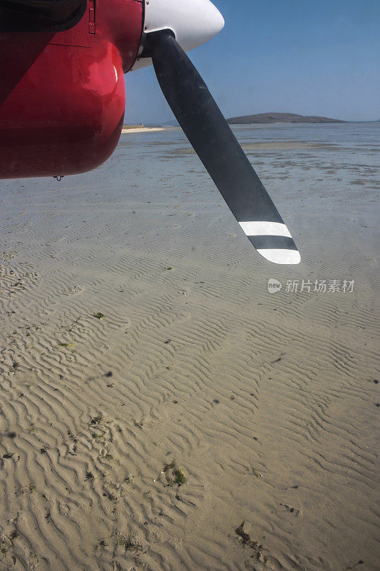 飞机降落在巴拉海滩